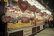 individuelle Lebkuchenherzen nach Wunsch gibt es bei Schifferls Herzlmalerei auf de Christkindmarkt München Marienplatz (©Foto: Martin Schmitz)